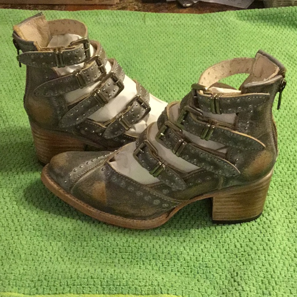 NIB FREEBIRD by Steven Stylish Gray Buckle Ankle Boots - Picture 3 of 8